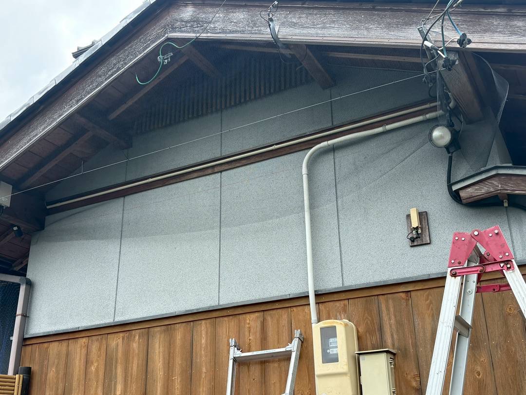 2026/07/08 地元にてコウモリ対策！脚立を利用してのネットバリア施工！