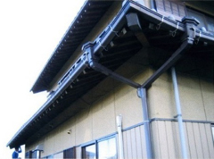 和風造りの家屋は隙間も多く、至る所での侵入が確認され、飛来休憩を繰り返すため、専用ネットで飛来を防止した施工事例です。